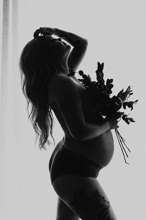 nude maternity shoot with flowers
