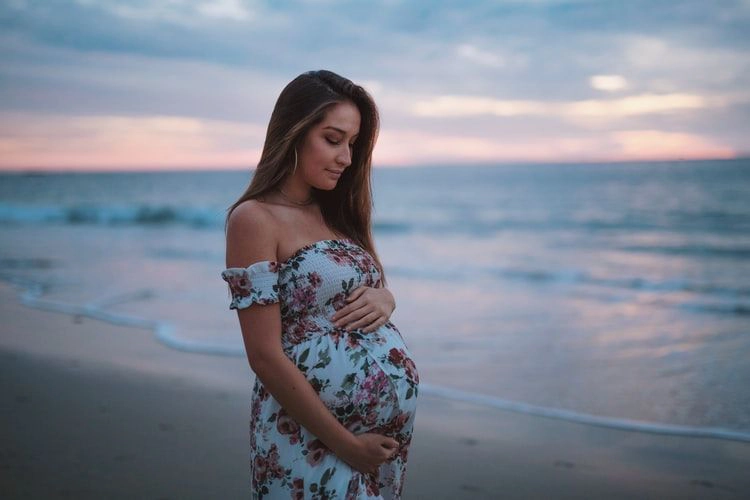 beautiful female poses for pregnant females