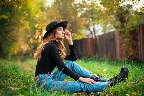 outdoor photography poses for female in garden