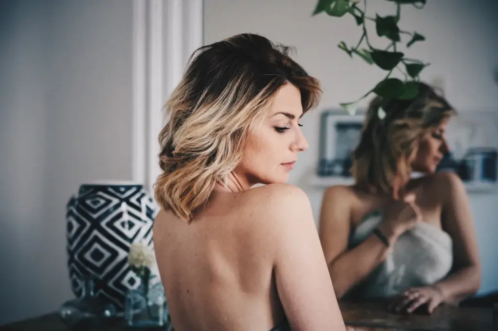 over the shoulder nude selfies women, selfies in the nude, nude selfies pose