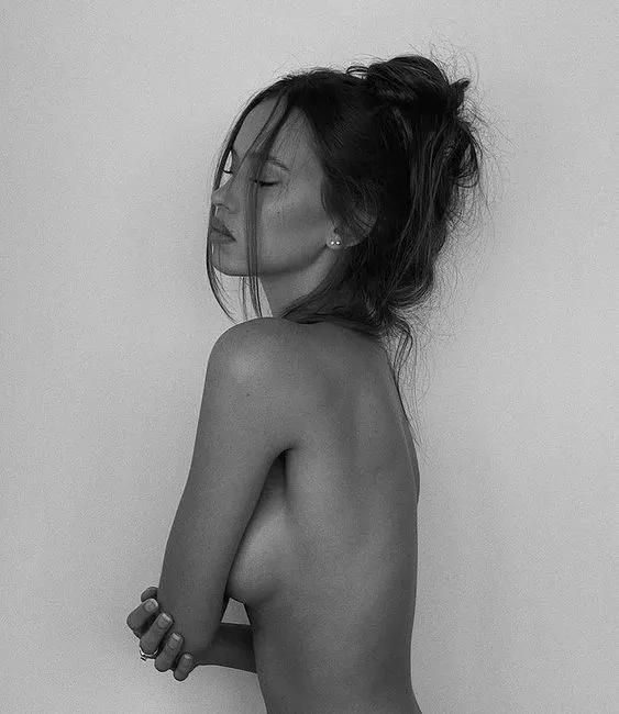 Nude portrait photography : side profile