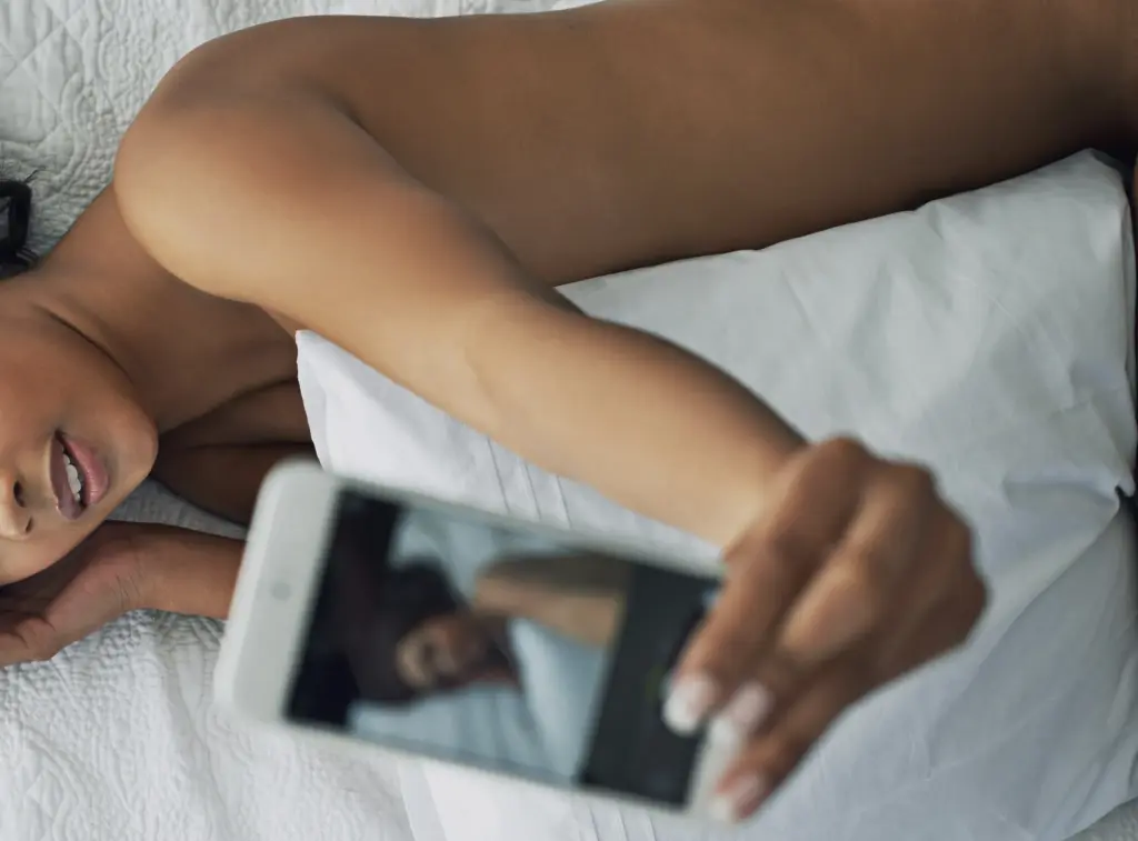 Women lying nude clicking a selfie, nude selfie tips, ideas for nude selfies