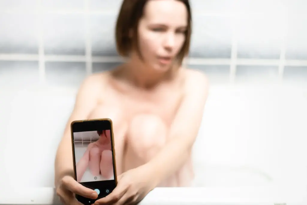 Women taking a nude selfie in bathtub, selfies in the nude, nude selfies pose