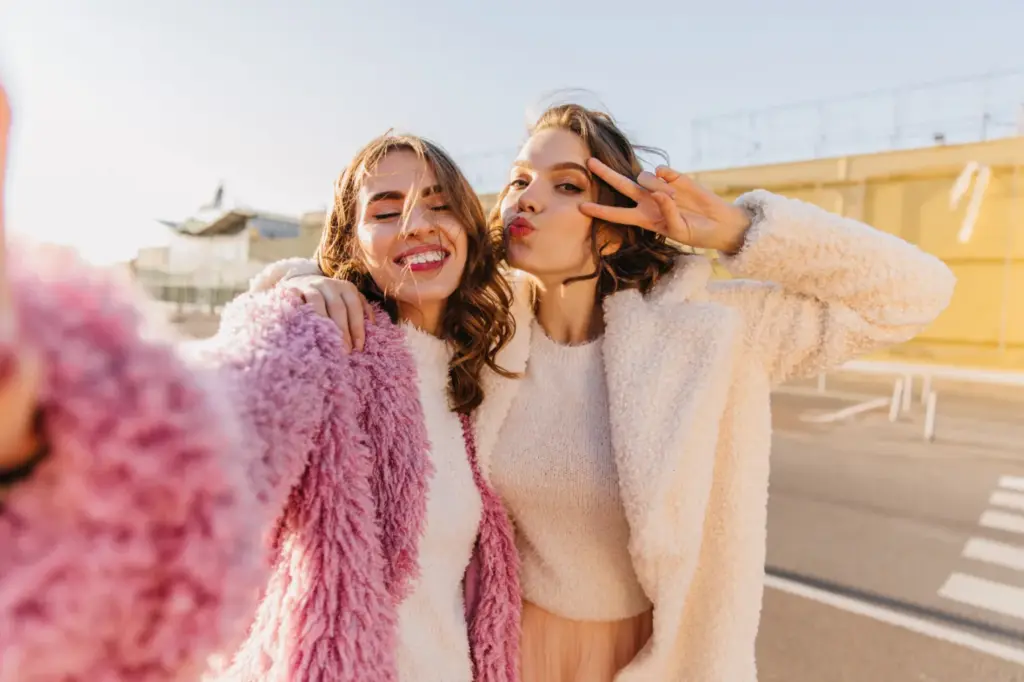 best friend poses for 2 female, best friend photoshoot poses, best friend photo pose, girl best friend photoshoot ideas, best friend poses for 2, friends photo ideas, best friend poses, friend poses, bestie photo pose, friend photo pose, poses with best friend