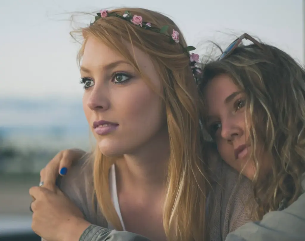 best friend poses for 2 female, best friend photoshoot poses, best friend photo pose, girl best friend photoshoot ideas, best friend poses for 2, friends photo ideas, best friend poses, friend poses, bestie photo pose, friend photo pose, poses with best friend