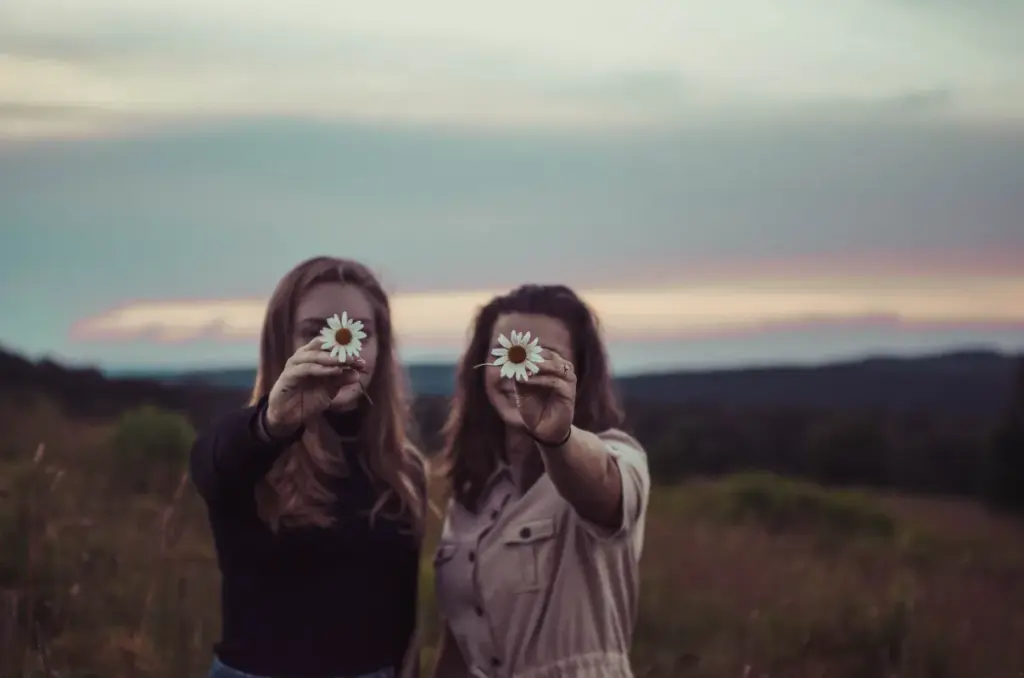 best friend poses for 2 female, best friend photoshoot poses, best friend photo pose, girl best friend photoshoot ideas, best friend poses for 2, friends photo ideas, best friend poses, friend poses, bestie photo pose, friend photo pose, poses with best friend