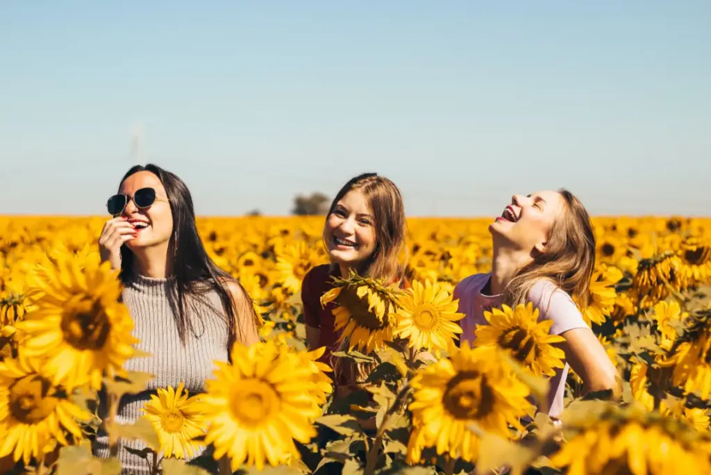 best friend poses for 2 female, best friend photoshoot poses, best friend photo pose, girl best friend photoshoot ideas, best friend poses for 2, friends photo ideas, best friend poses, friend poses, bestie photo pose, friend photo pose, poses with best friend