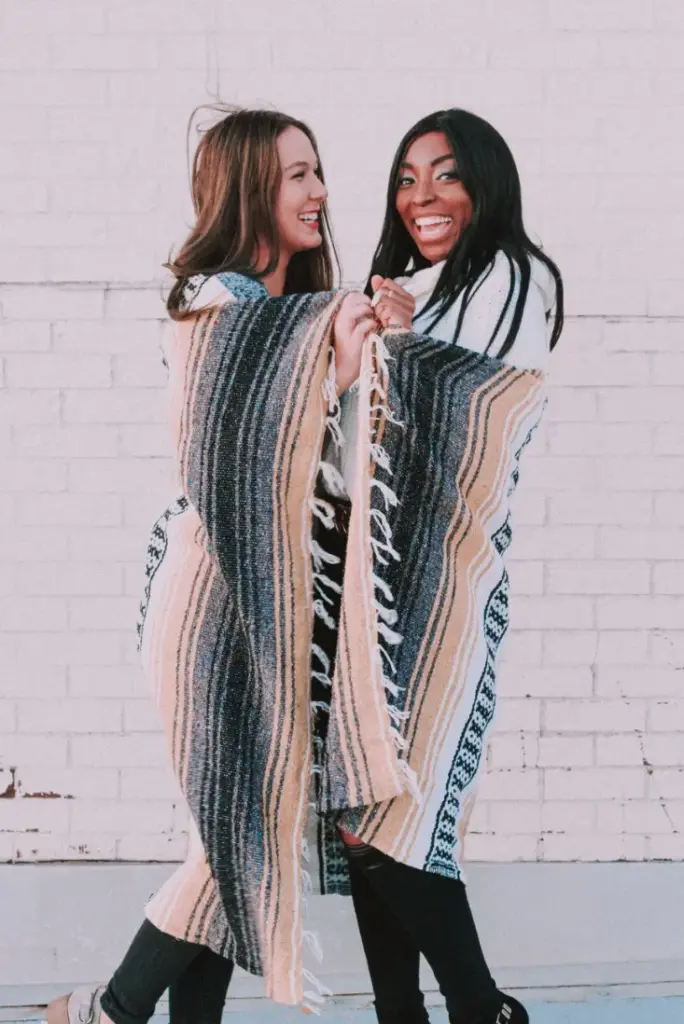 best friend poses for 2 female, best friend photoshoot poses, best friend photo pose, girl best friend photoshoot ideas, best friend poses for 2, friends photo ideas, best friend poses, friend poses, bestie photo pose, friend photo pose, poses with best friend