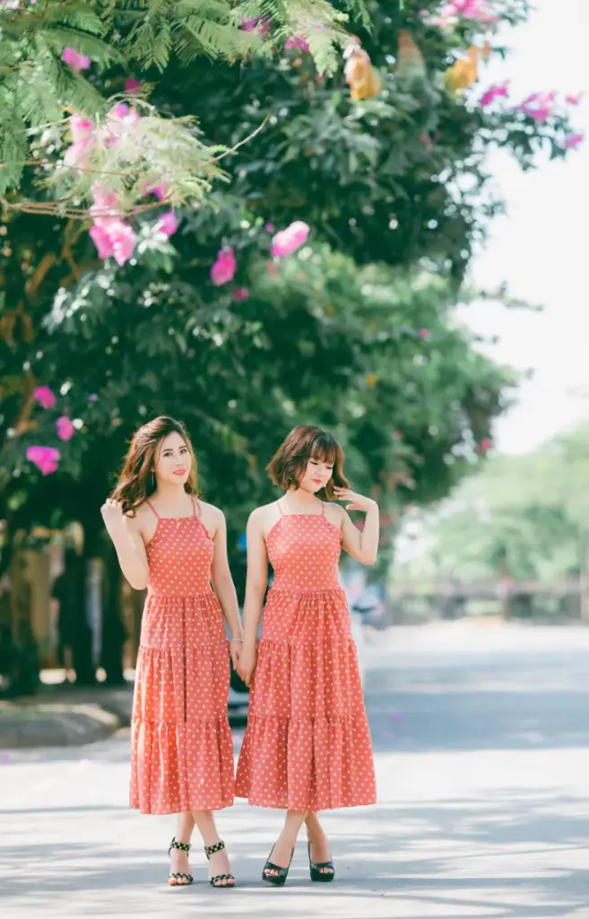 best friend poses for 2 female, best friend photoshoot poses, best friend photo pose, girl best friend photoshoot ideas, best friend poses for 2, friends photo ideas, best friend poses, friend poses, bestie photo pose, friend photo pose, poses with best friend