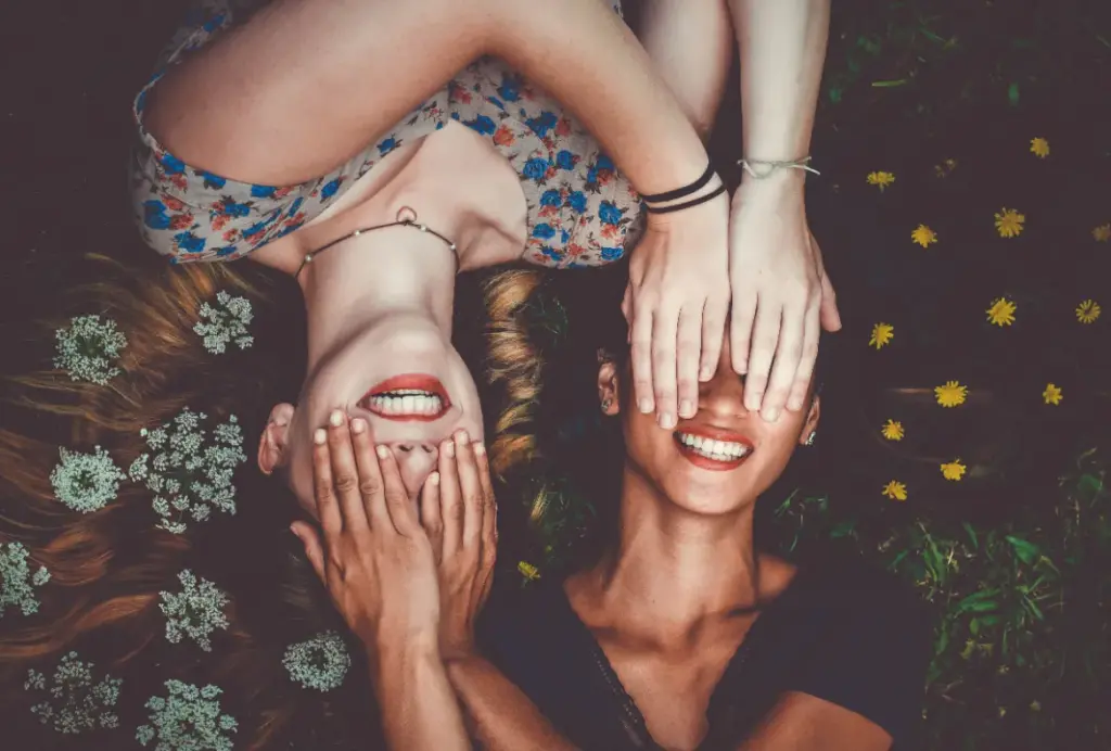 best friend poses for 2 female, best friend photoshoot poses, best friend photo pose, girl best friend photoshoot ideas, best friend poses for 2, friends photo ideas, best friend poses, friend poses, bestie photo pose, friend photo pose, poses with best friend