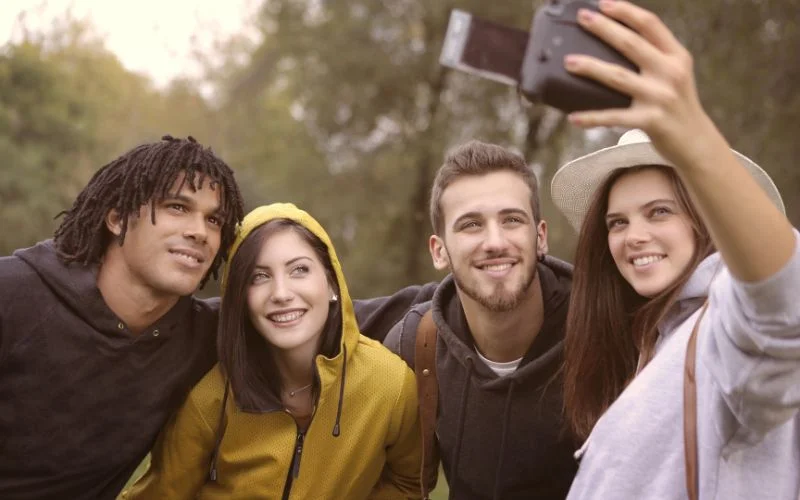 group selfie poses