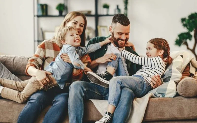 indoor family picture ideas for candid photoshoot, Candid family photos