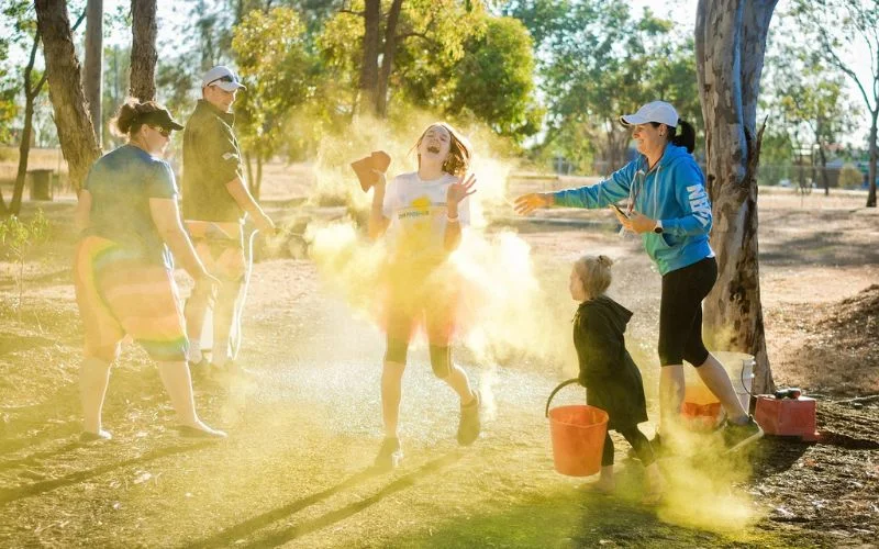 have a picnic, family picnic photo poses, family picnic photoshoot idea