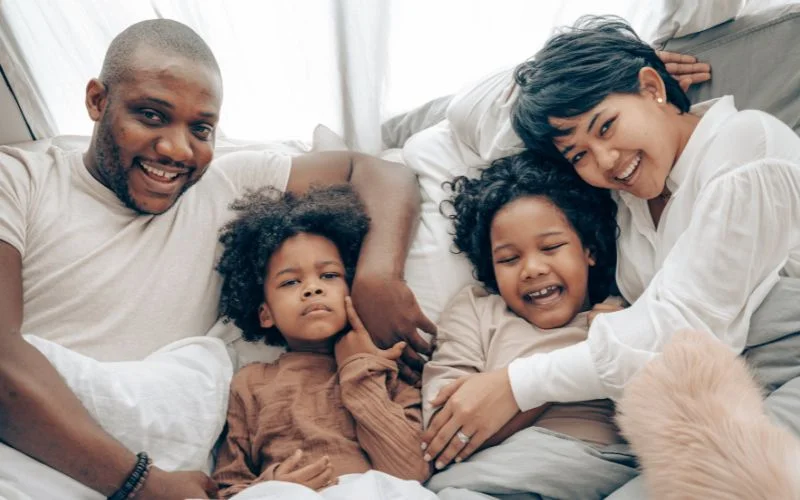 creative family photoshoot ideas on bed, Family Photos on the bed