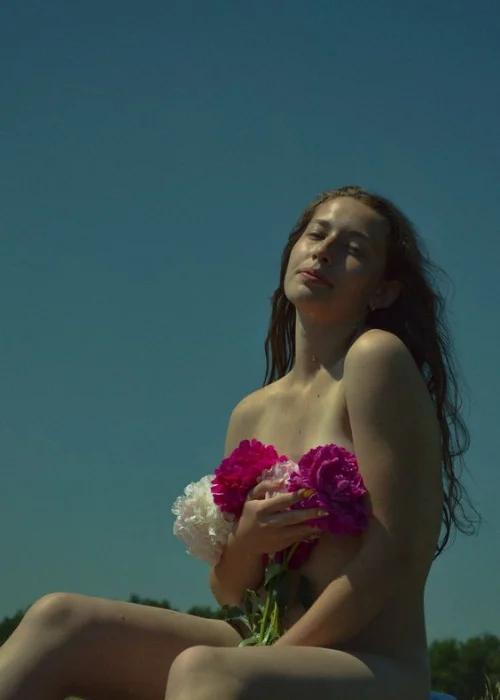 nude in nature women sitting the flowers