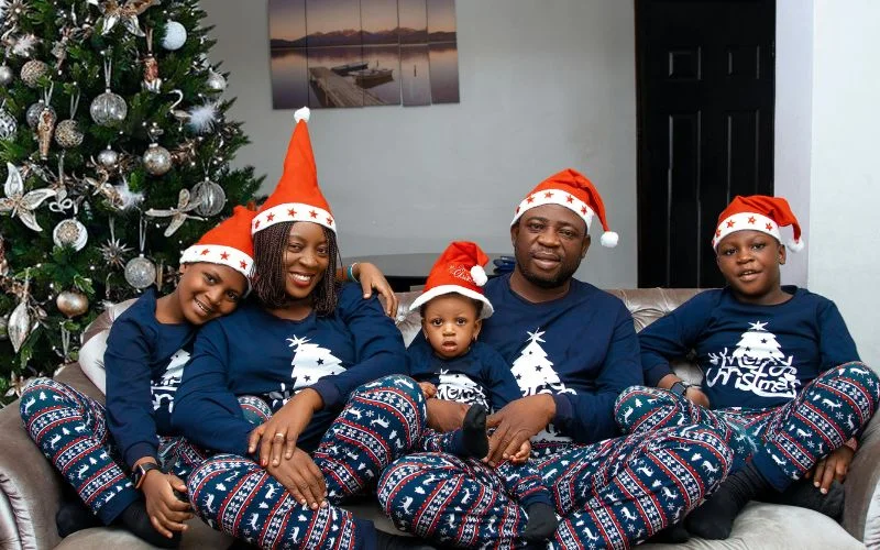 christmas photo, christmad poses for family, Christmas Family Photoshoot ideas