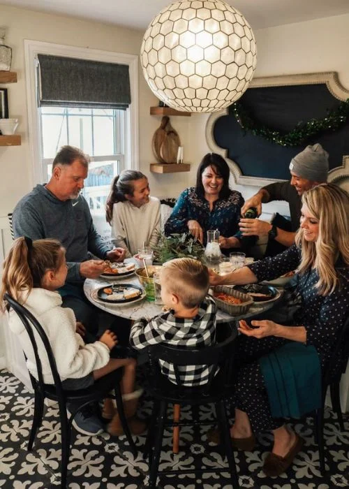 fun family photo poeses around the dinner table, Dining table family photo ideas