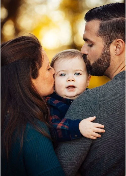 kiss sandwich pose, family pose with babies