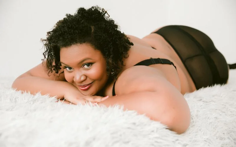 curvy model lying on the bed, plus-size model lying down, boudoir curvy model