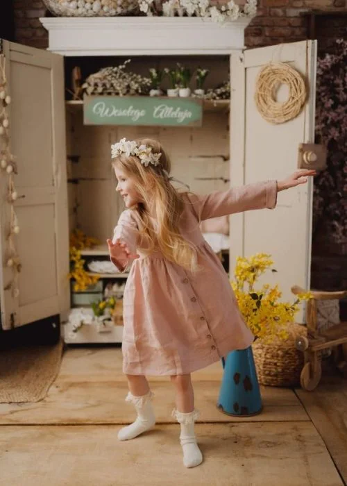 girl posing in front of the door, DIY Easter indoor shoot, Easter indoor lighting tips