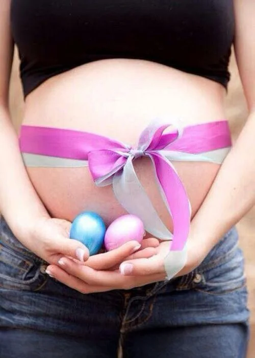 unique props for easter photo ideas, Easter maternity shoot, Easter maternity photo ideas, Easter pregnancy photoshoot, spring maternity photography
