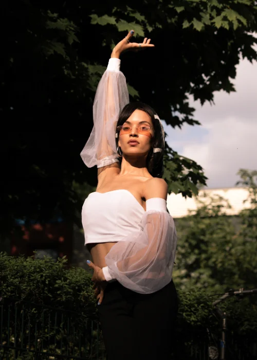 elegant and simple dance pose