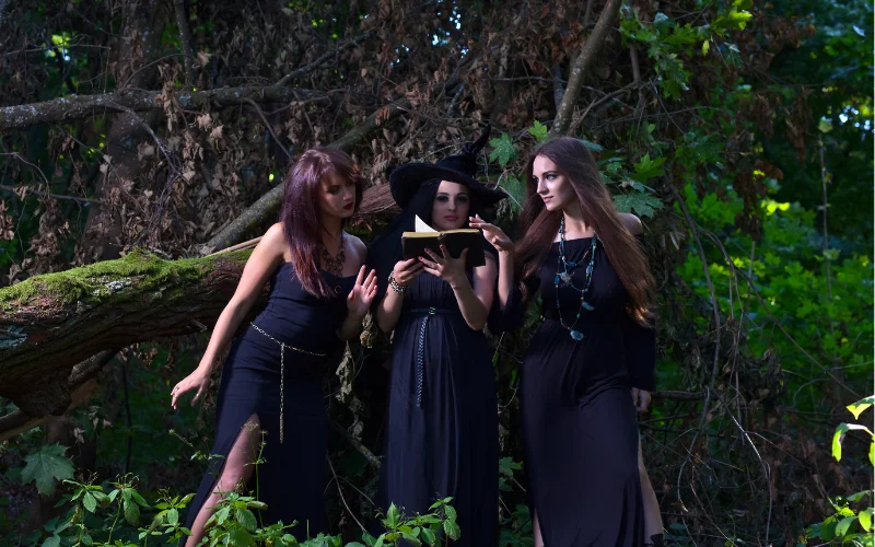 witch photography, witch themed photoshoot, witch photoshoot ideas, gothic photoshoot ideas, witchy photoshoot, witch photoshoot outfit ideas, witchy photoshoot ideas, best friend witch photoshoot, witch poses