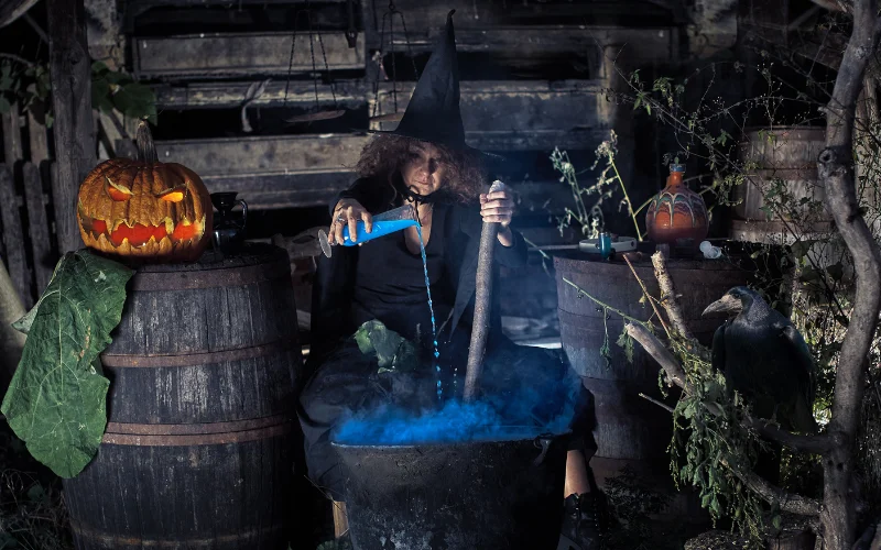 witch photography, witch themed photoshoot, witch photoshoot ideas, gothic photoshoot ideas, witchy photoshoot, witch photoshoot outfit ideas, witchy photoshoot ideas, best friend witch photoshoot, witch poses