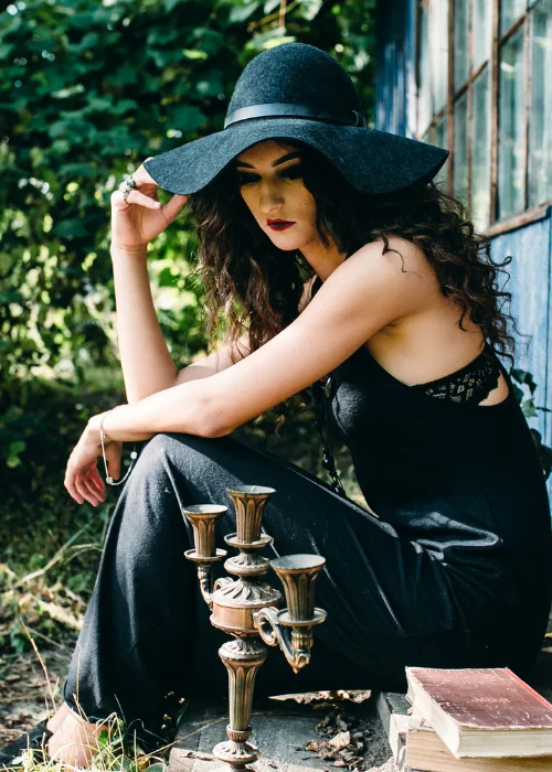 witch photography, witch themed photoshoot, witch photoshoot ideas, gothic photoshoot ideas, witchy photoshoot, witch photoshoot outfit ideas, witchy photoshoot ideas, best friend witch photoshoot, witch poses