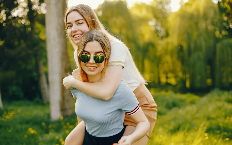 2 sisters photoshoot ideas at home, 3 sisters photoshoot ideas at home, 2 sisters photoshoot ideas, sister photoshoot ideas, sisters photoshoot ideas, sister poses for photoshoot, sisters photoshoot, sister photoshoot poses